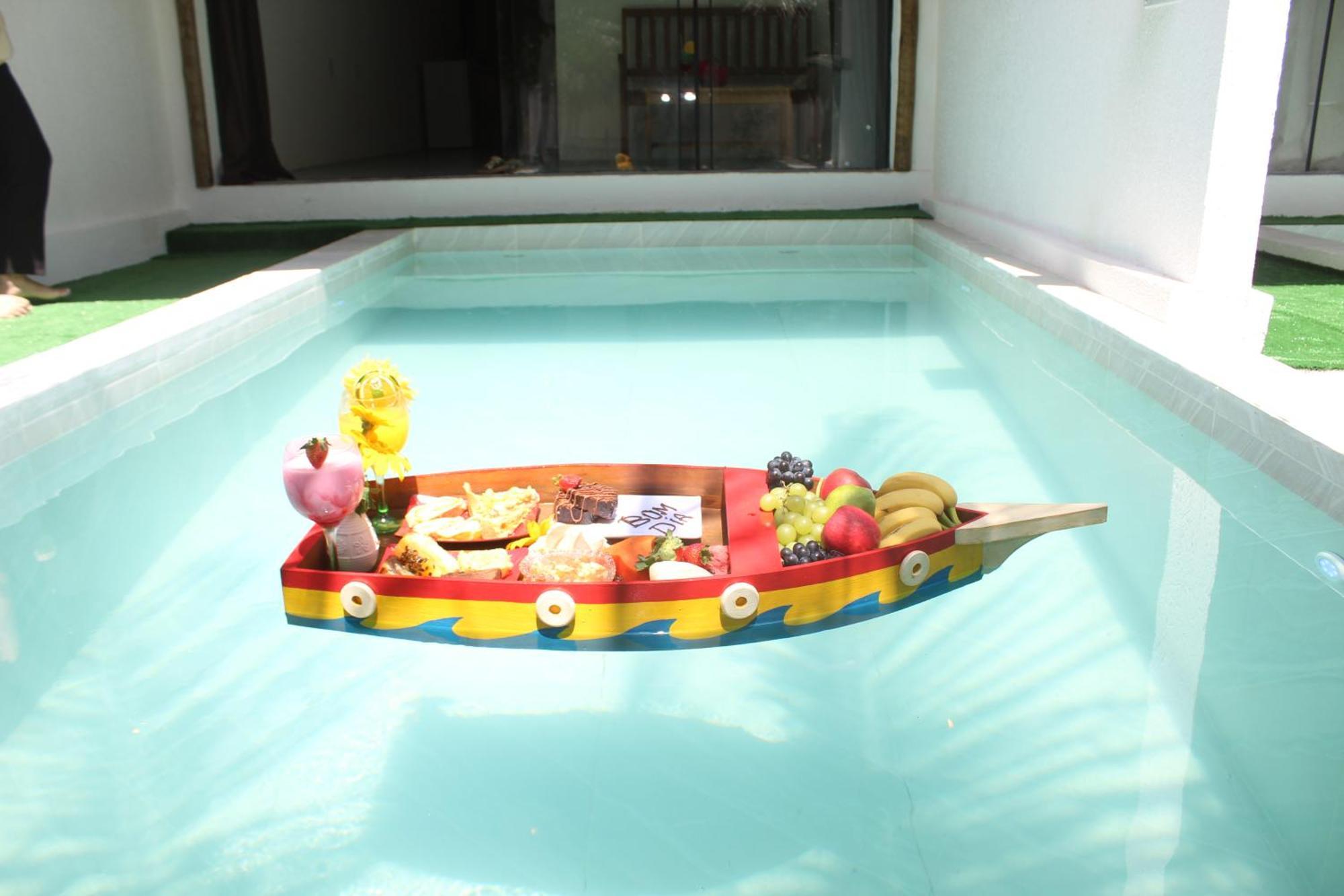 Suíte com Cama King-size e Vista da Piscina